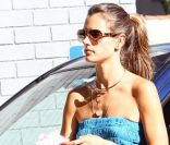 Alessandra Ambrosio dans les rues de Los Angeles avec une tenue des plus estivales le 25 août 2011