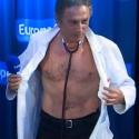 Michel Drucker, déguisé en médecin sexy, tombe la blouse en direct