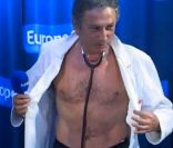 Michel Drucker dans son émission Faites entrer l'invité sur Europe 1, le vendredi 26 août 2011. Il est déguisé en médecin, et fait un strip-tease.