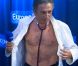 Michel Drucker dans son émission Faites entrer l'invité sur Europe 1, le vendredi 26 août 2011. Il est déguisé en médecin, et fait un strip-tease.