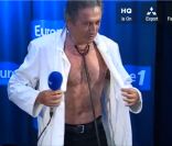 Michel Drucker fait le show en médecin le  vendredi 26 août 2011, sur Europe 1. 