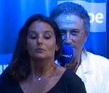 Michel Drucker ausculte Faustine Bollaert dans son émission Faites entrer l'invité sur Europe 1, le  vendredi 26 août 2011.  