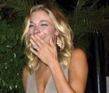 LeAnn Rimes a eu la surprise de voir les paparazzi lui souhaiter un joyeux anniversaire en chantant le 26 août 2011 alors qu'elle dînait avec des amis à West Hollywood