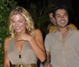 LeAnn Rimes a eu la surprise de voir les paparazzi lui souhaiter un joyeux anniversaire en chantant le 26 août 2011 alors qu'elle dînait avec des amis à West Hollywood