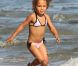 Halle Berry s'éclate avec Nahla sur la plage à Malibu. Le 27 août 2011