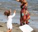Halle Berry s'éclate avec Nahla sur la plage à Malibu. Le 27 août 2011