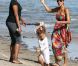 Nahala tente d'apprivoiser son cerf-volant sous les yeux de Halle Berry sur la plage à Malibu. Le 27 août 2011