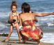 Moment de détente entre Halle Berry et Nahla sur la plage à Malibu. Le 27 août 2011