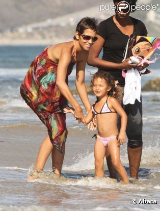 Halle Bery respire le bonheur en compagnie de Nahla, sa fille. Balade à la plage à Malibu le 27 août 2011