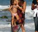 Halle Bery respire le bonheur en compagnie de Nahla, sa fille. Balade à la plage à Malibu le 27 août 2011