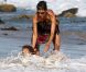 Halle Bery respire le bonheur en compagnie de Nahla, sa fille. Balade à la plage à Malibu le 27 août 2011