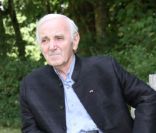 Charles Aznavour, photo promotionnelle pour la sortie de son nouveau livre,  D'une porte l'autre , aux éditions  don Quichotte, le 1er septembre 2011.