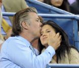 Alec Baldwin semble plus amoureux que jamais de sa compagne Hilaria Thomas, le match de l'US Open du lundi 29 août semblant peu intéressant au vu de la star ! 