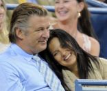 Alec Baldwin et sa compagne Hilaria Thomas, très complice dans les travées de l'US Open à New York le 29 août 2011