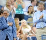 Tony Bennett, accompagné de sa femme Susan Crow a eu le droit à une standing ovation de la part d'Alec Baldwin et du public de Flushing Meadows le 29 août 2011.  