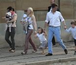 Le 27 août 2011, pendant que son épouse la princesse Mary était en visite dans le camp de réfugiés de Dadaab au Kenya, le prince Frederik s'occupait de leur ribambelle, aidé par deux nounous, au palais d'Amalienborg.