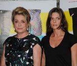 Chiara Mastroianni et Catherine Deneuve, à Paris, le 23 août 2011.