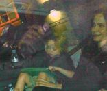 Angelina Jolie et Brad Pitt, à Londres avec leurs enfants, vont au restaurant Benihana à Londres le 31 août 2011 : Angie est assise avec sa fille Shiloh 
