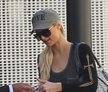 Paris Hilton embarque à l\'aéroport parisien du Bourget à destination de Majorque, mercredi 31 août 2011.