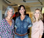 Tatiana de Rosnay, Mathilda May et Alexandra Golovanoff lors du vernissage de l'exposition L'art, l'amour, la mode. Le 1er septembre  2011 