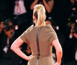 Kate Winslet de dos, dans une robe Victoria Beckham, lors de l'avant-première du film Carnage au festival de Venise le 1er septembre 2011