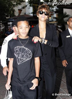 Rihanna s'occupe de son petit frère Rajad Fenty à Los Angeles le 3 septembre 2011