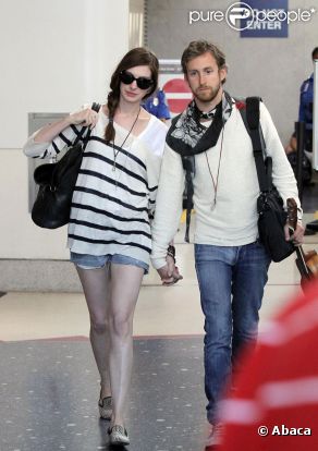  Anne Hathaway et son petit ami Adam Shulman à l'aéroport de Los Angeles le 3 septembre 2011 