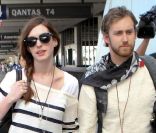  Anne Hathaway et son petit ami Adam Shulman à l'aéroport de Los Angeles le 3 septembre 2011 