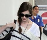  Anne Hathaway et son petit ami Adam Shulman à l'aéroport de Los Angeles le 3 septembre 2011 