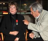 Shirley MacLaine reçoit la Légion d'Honneur à Paris le 5 septembre 2011 - ici avec Constantin Costa Gavras 