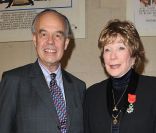 Shirley MacLaine et Frédéric Mitterrand, lorsqu\'elle reçoit la Légion d\'Honneur à Paris le 5 septembre 2011