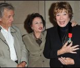 Constantin Costa Gavras, Leslie Caron et Shirley MacLaine lorsque celle ci reçoit la Légion d\'Honneur à Paris le 5 septembre 2011