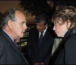 Shirley MacLaine reçoit la Légion d\'Honneur à Paris le 5 septembre 2011 des mains de Frédéric Mitterrand<br />