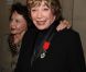 Shirley MacLaine décorée en grande pompe devant des icônes du cinéma