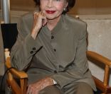 Leslie Caron, lorsque Shirley MacLaine fut décorée de la Légion d\'Honneur à Paris le 5 septembre 2011