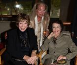 Shirley MacLaine décorée de la Légion d\'Honneur à Paris le 5 septembre 2011 - ici avec Leslie Caron et Alexandra Stewart<br />