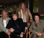 Shirley MacLaine décorée de la Légion d\'Honneur à Paris le 5 septembre 2011 - ici avec Constantin Costa Gavras, Alexandra Stewart et Leslie Caron<br />