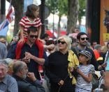 Hugh Jackman en famille à Paris le 24 juillet 2011, avec sa femme Deborra-Lee Furness, et leurs enfants Ava et Oscar 