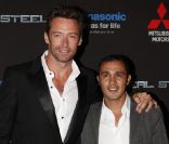 Hugh Jackman, posant avec Brahim Asloum, lors de l'avant-première de son film Real Steel au Grand Rex à Paris le 6 septembre 2011