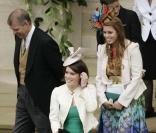 La famille royale au grand complet pour Peter Phillips et Antumn Kelly : ici les princesses Beatrice et Eugenie