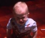 Dexter découvre le terrrible drame qui a eu lieu dans sa maison. Seul le bébé s'en est sorti.