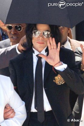 Jermaine Jackson, frère aîné du regretté Michael Jackson, fait des révélations dans son ouvrage  You're not alone: Through a brother's eyes , affirmant notamment que tout était prévu pour la fuite du King of Pop au cas où il aurait été déclaré coupable par la justice américaine en 2005 (photo : à la sortie du procès, jugé non coupable).