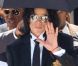 Jermaine Jackson, frère aîné du regretté Michael Jackson, fait des révélations dans son ouvrage You're not alone: Through a brother's eyes , affirmant notamment que tout était prévu pour la fuite du King of Pop au cas où il aurait été déclaré coupable par la justice américaine en 2005 (photo : à la sortie du procès, jugé non coupable).