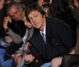 Paul McCartney au défilé de sa fille Stella, à Paris, le 7 mars 2011. 