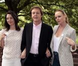 Paul McCartney entouré de ses filles Mary et Stella, à Londres, le 15 juin 2009.<br />