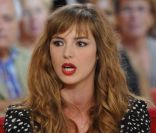 <span style=float: left;><span style=float: left; margin: 2px;><span class=description>Louise Bourgoin sur le plateau de l\'enregistrement de Vivement Dimanche le 14 septembre 2011 à Paris </span></span></span>