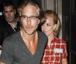 Britney Spears à Londres pour une journée promo le 15 septembre 2011 - ici en compagnie de son chéri Jason Trawick<br />
