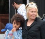 Pendant que son mari Hugh Jackman fait la tournée des villes européennes, Deborra-Lee Furness s'occupe des enfants à New York le 16 septembre 2011 