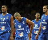 Nicolas Batum, Boris Diaw, Tony Parker, Mickaël Gelabale et Joakim Noah ont la tête basse après leur défaite en finale des championnats d\'Europe de basket le 18 septembre 2011