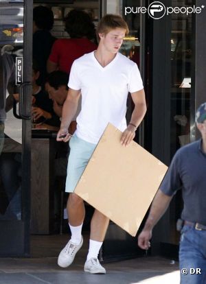 Patrick Schwarzenegger passe du temps avec son petit frère, à Los Angeles, le 12 septembre 2011.